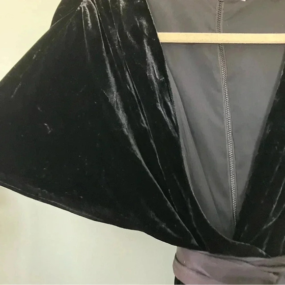 Alice + Olivia Breanna velvet belted wrap  jumpsuit - Picture 3 of 7